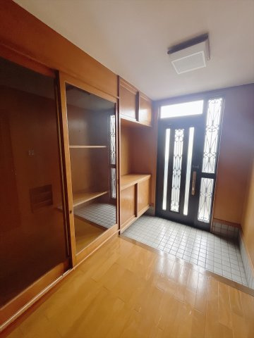 【中古戸建】前橋市日吉町2丁目の玄関|■玄関｜毎日の「いってらっしゃい」や「お帰りなさい」を大切なご家族と過ごす玄関は〈使いやすさ〉を追求しております。玄関横の物入は急な来客時でもさっとお片付けできるスペースを確保しています。