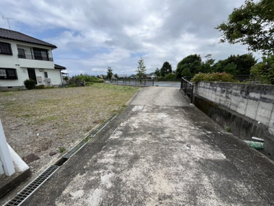 【前面道路含む現地写真】 | 竹松町　土地～環状線そばの建築条件無し土地です～ | 前面道路（位置指定道路）の持ち分はありません
