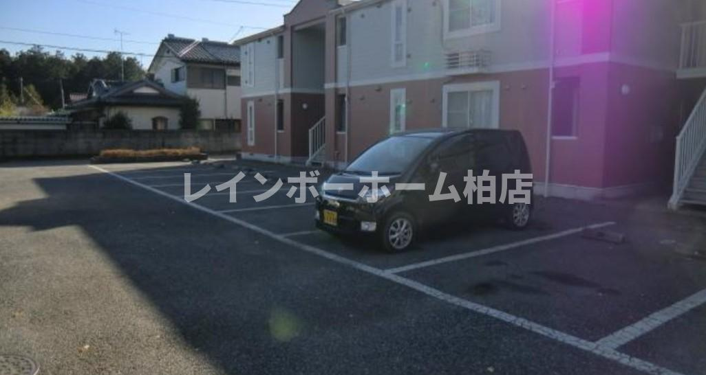 特典：仲介手数料が無料です!!の駐車場|駐車場です