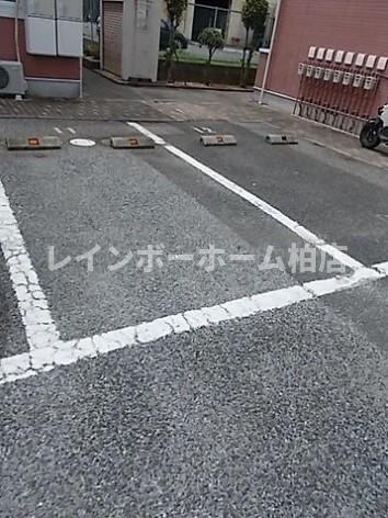 特典：仲介手数料が無料です!!の駐車場|駐車場に車を止められます