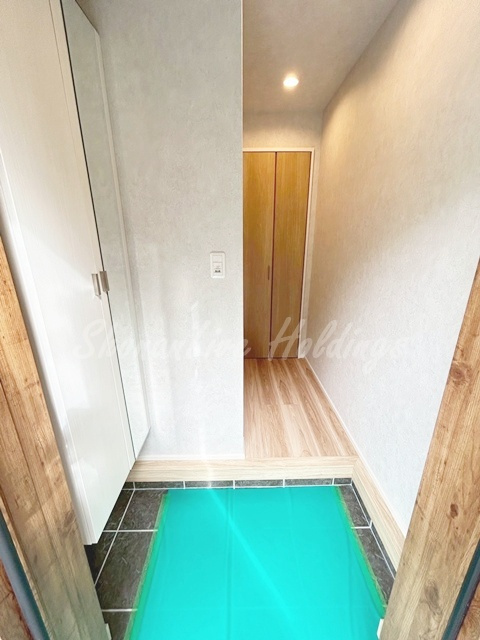 鎌倉市佐助１丁目のアパートの玄関