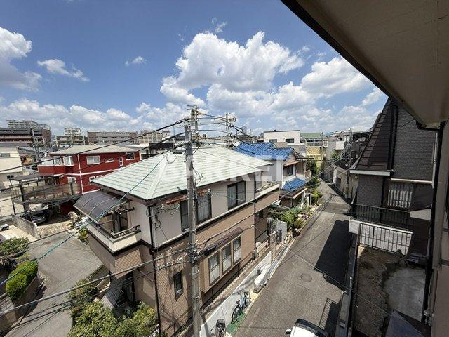 そよ風と丘の上のラテの展望