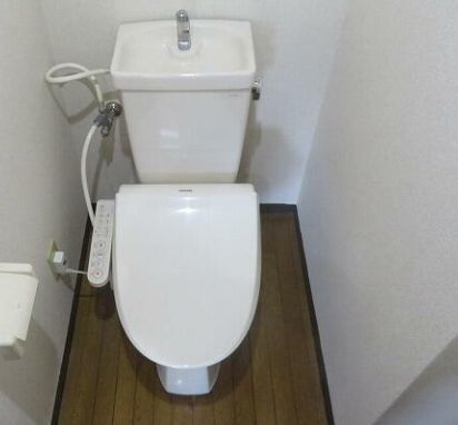 RIKIパレスのトイレ|落ち着いた色調のトイレです