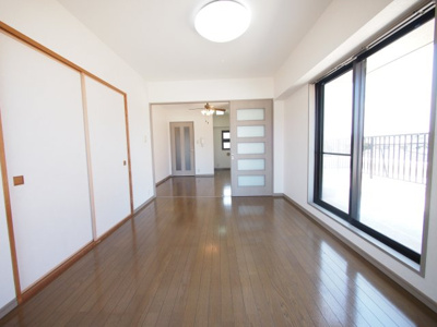 【居間・リビング】 | 横濱モンテローザ | 角部屋、窓が多くて明るい居室