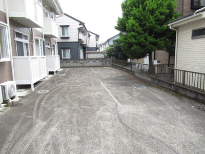 【駐車場】 | ハイツランビニオン | 建物裏駐車場