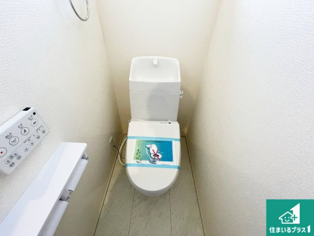 加古川市新神野　第6期　新築一戸建てのトイレ|1・2階の2ヶ所にあるので、朝の忙しい時間の順番待ちもなく、深夜の利用にも大変便利です。
