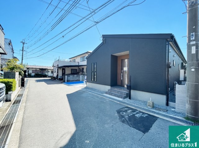 加古川市新神野　第6期　新築一戸建ての前面道路含む現地写真|周辺は閑静な住宅街！前面道路広々で車の出し入れも便利です。駐車が苦手な方でも安心して車庫入れできます！