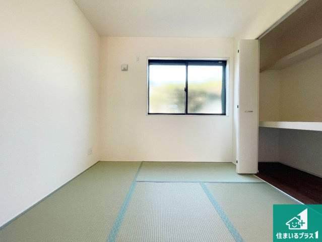 加古川市新神野　第6期　新築一戸建ての和室|一室あると便利な和室は客間としてだけでなく、小さなお子様のプレイルームや食後のくつろぎスペースとしてもご利用いただけます。収納もついていますので大活躍間違いなし！