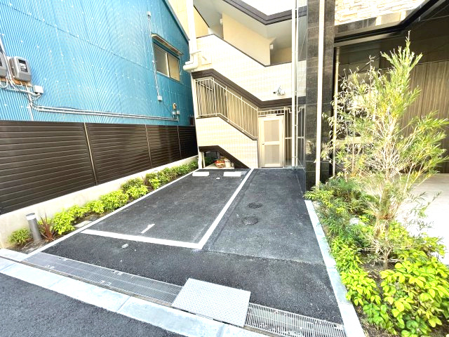 スプランディッド難波SOUTHの駐車場