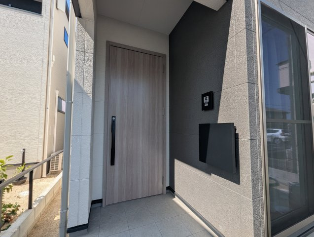 岡山市北区平田戸建の外観|おちついた色調のおしゃれな玄関です。