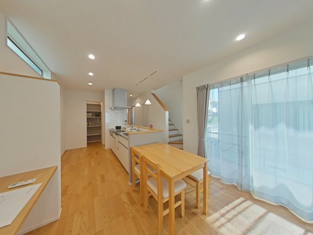 岡山市北区平田戸建の居間・リビング|ダイニング脇にはスタディスペースにも使えるカウンターを備えます。