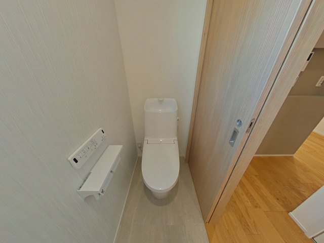 岡山市北区平田戸建のトイレ|落ち着いた色調のトイレです。