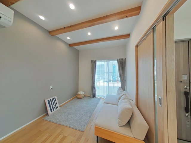 岡山市北区平田戸建の居間・リビング|南側に面した明るいリビングです。