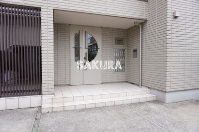 【エントランス】 | COURAGE | お洒落な建物デザイン♪