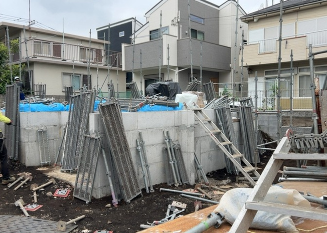 【バルコニー】 | バルコニーは、室外の専用スペースのうち、「屋根がなく開放された空間」であるものを指します。ベランダより広いタイプのものが多く、日当たりもよいため家庭菜園などを楽しみたい人にとって適した環境となります。