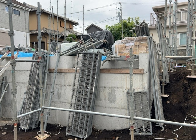 【構造・工法・仕様】 | 木造住宅とは土台、壁、柱など建築物の強度を支える構造体の材に木が使用されている構造を指します。構造体は建物の自重を支えるだけではなく風圧や水圧、積裁荷重などあらゆる衝撃に耐えるための基礎です。