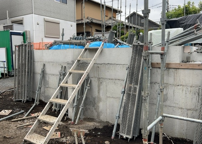 【冷暖房・空調設備】 | 基礎パッキング工法とは、床下の換気確保のため基礎と土台の間に緩衝材を挟み込む工法です。土台の下に数十センチの間隔で設置されるため、全体的な隙間が生まれます。床下換気口に比べて高い通気性が確保されます。