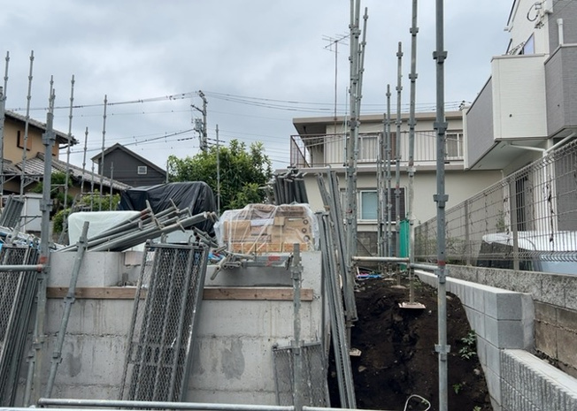【外観】 | 現地に行くなら、物件の周囲の地形がどうなっているかを見ることも大切です。周辺より低くなっている土地では、大雨などで水が集まりやすいため、地盤が弱くなっているということも考えられるため、注意が必要です。