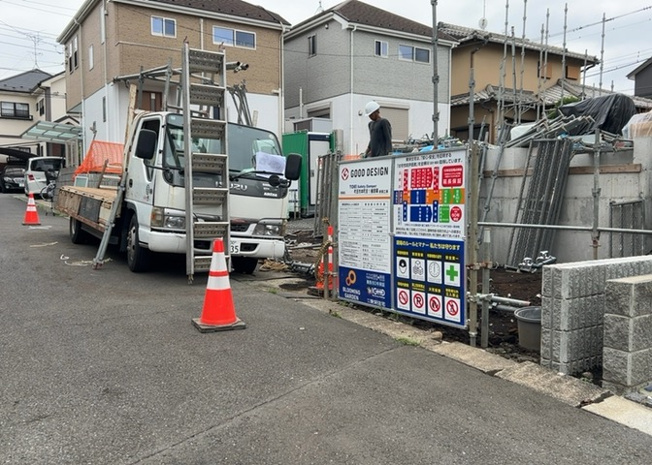 【前面道路含む現地写真】 | 道幅が狭い場所は比較的土地の値段が低いことが多く、また交通量が少ないため騒音が少なく静かな環境で過ごせます。また、小さいお子様がいるご家庭も安心です。一方で車の駐車が難しいというデメリットもあります。