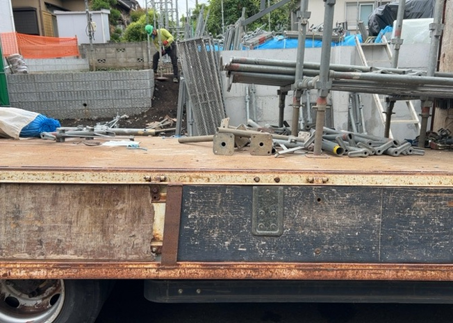 【前面道路含む現地写真】 | 道幅が広い場所は日当たりや風通が良好です。幅が広いのですれ違いも可能ですし大きな車でも駐車可能！一方で、大型車が通ることも多くなるため交通量の増加により騒音に繋がります。また土地の値段が高くなります。