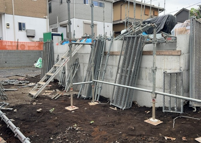 【庭】 | 庭のある家に住むことのメリットとして、子どもたちの遊び場を確保できること、ガーデニングや家庭菜園を楽しめること、明るさを確保できることがあります。また、配置を工夫することでプライバシーが確保できます。