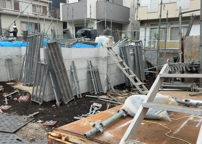 【玄関】 | 玄関は、狭すぎると複数人で使いにくく、広すぎても無駄な空間になりがちです。最低2畳を目安にして、家の広さとの兼ね合いや家族の人数を考慮して決めるとよいでしょう。現地を見学して快適な玄関を選びましょう！