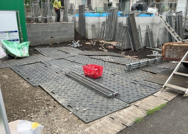 【前面道路含む現地写真】 | 住宅用の土地では前面道路に2m以上接していなければならないと法律で定められています。しかし、お持ちの車のサイズやライフスタイルなどにより、2mでは利便が悪い場合もございますので、事前に確認しましょう。