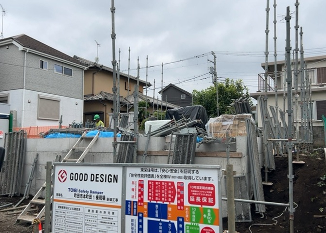 【前面道路含む現地写真】 | お持ちの車種によっては前面道路が広い方が便利でしょう。しかし、前面道路が広ければその分交通量が多くなるため、騒音などが気になる場合があります。実際に現地を見学し、周辺交通量や騒音などを確認しましょう！