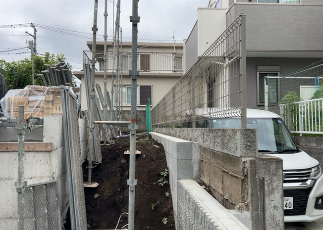 【庭】 | 庭があることでガーデニングや家庭菜園はもちろん、こどもの遊び場やペットを放して遊ぶことができます。また、家の周囲に余裕があるということです。隣地との間があれば、十分な日当たりと、風通しが確保できます。