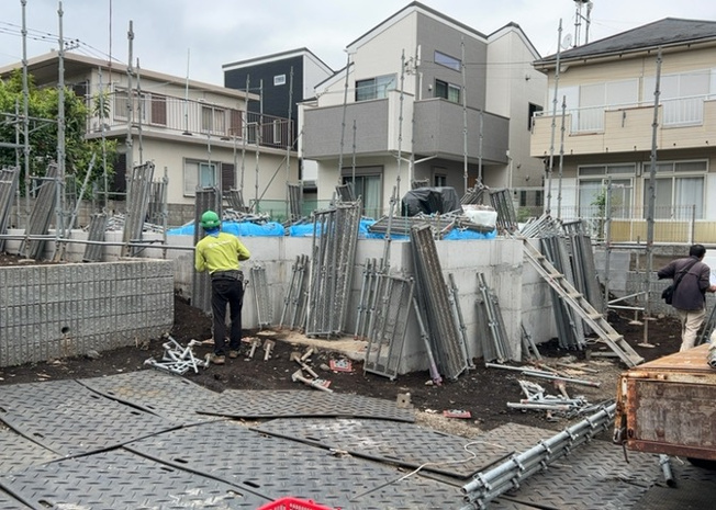【玄関】 | 玄関は家の顔でもあり、家族以外の目にも止まる場所です。玄関は外との間を仕切る扉、靴などをしまっておく収納スペース、靴脱ぎのたたきスペース、来客とのやり取りをするドアホンなど複数のアイテムからなります。