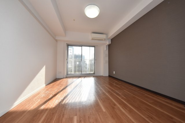 アンビエンテ四ツ橋の居間・リビング|床材やって具の色などはお部屋によて違います