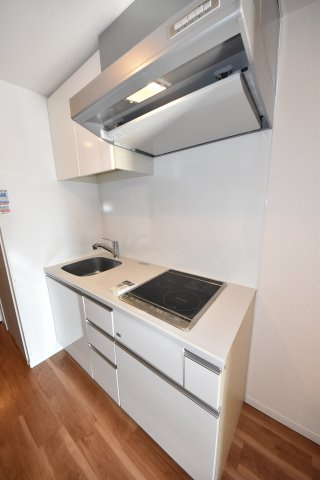アンビエンテ四ツ橋のキッチン|床材やって具の色などはお部屋によて違います