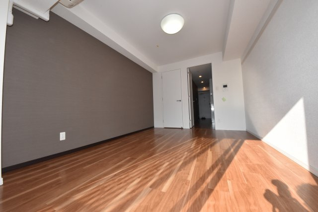 アンビエンテ四ツ橋の寝室|床材やって具の色などはお部屋によて違います