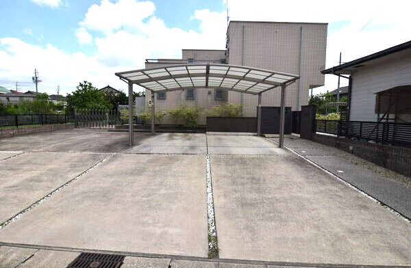 野白町野白１０８貸家の駐車場