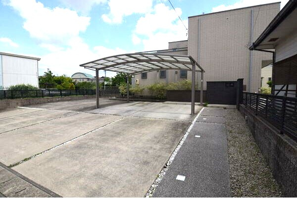 野白町野白１０８貸家の駐車場