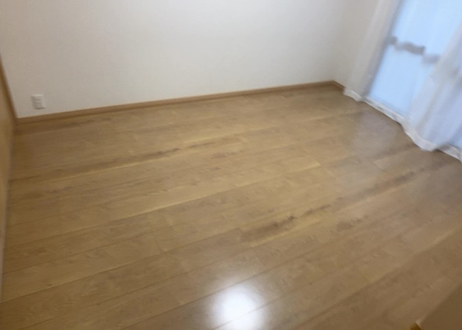 【洋室】 | グリーンコーポ小田急相模原Ⅱ | 洋室のメリットは重い家具が置きやすく、身の回りが整理しやすいことです。 床がフローリングのため畳とは異なり凹みにくいです。 クローゼットなど収納が豊富で、普段使わない旅行カバンや服の整頓も簡単にです。
