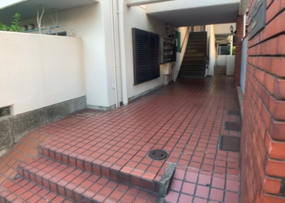 【駐車場】 | グリーンコーポ小田急相模原Ⅱ | 車一台あたりに必要なスペースは、標準サイズの普通自動車で横幅2m50cm、長さ5mは必要になります。ただし、乗降のことも考慮して横幅3m30cm、長さ5m50cmほどは確保できるところを選びましょう。