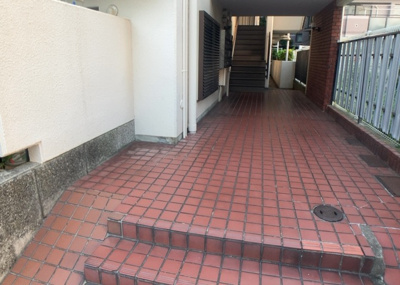 【駐車場】 | グリーンコーポ小田急相模原Ⅱ | 駐車場と明記されていても、最小スペースでつくられた駐車場だと大型車は駐車できなかったり、出入りしにくくなったりする可能性があります。お車のサイズと購入したい物件の駐車場のサイズを現地で確認しましょう。