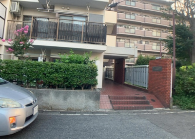 【庭】 | グリーンコーポ小田急相模原Ⅱ | 物件によっては、入居者が個人的に使用できる専用庭がついているものもあります。また、住宅の中にある土間の部分を庭と呼ぶこともあります。庭の用途は住む人によって変わり、それによってデザインもさまざまです。