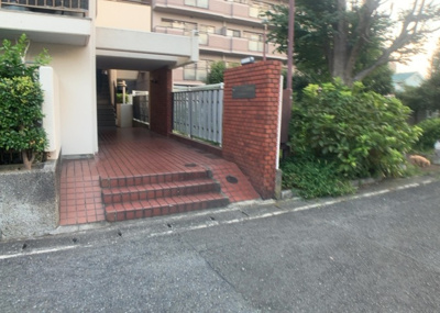 【中庭】 | グリーンコーポ小田急相模原Ⅱ | 中庭（パティオ）とは、一つの建築物の内部に設けられた、壁などで囲われている庭のことを指します。コの字型、ロの字型が主流ですが、L字型の中庭もあります。最近では、インテリア性の高さからも人気があります。