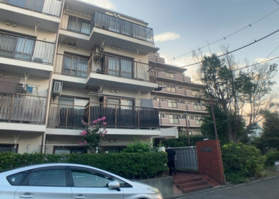 【構造・工法・仕様】 | グリーンコーポ小田急相模原Ⅱ | ＲＣ造、Reinforced Concreteは直訳すると補強されたコンクリートです。主に柱や梁・床・壁が鉄筋とコンクリートで構成おり、鉄筋を組んだ型枠にコンクリートを流し込んで固めたものを指します。