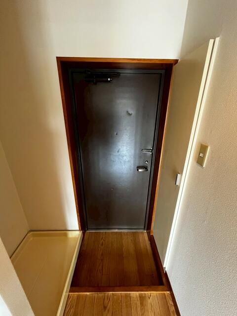 三和マンション３号館の玄関