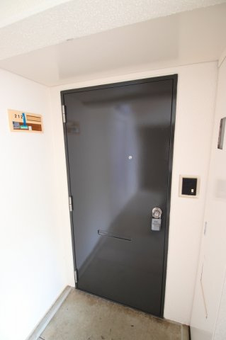 サルヴァトーレ津福【10,000円キャッシュバック対象物件】の玄関|明るい玄関です