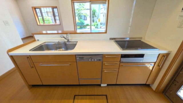 【キッチン】 | 香芝市上中　中古戸建 | 明るく爽やかなキッチンスペース！パントリー・床下収納も備わり、散らかりやすいキッチンもスッキリ整います。