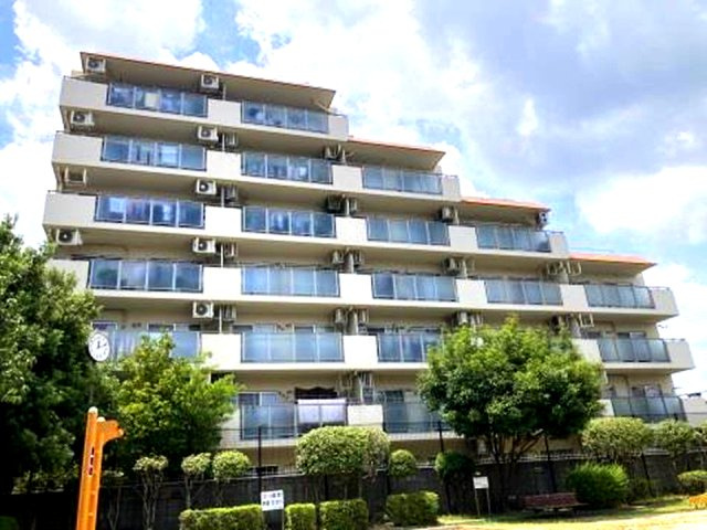 伊丹ロイヤルマンションの外観|２階のお部屋なので、エントランスや駐車場・駐輪場が近いです。