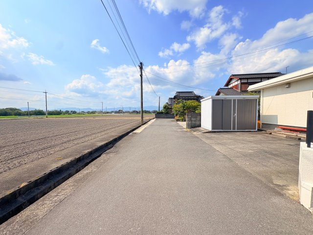 三養基郡みやき町大字寄人　軽量鉄骨造　4LDKの前面道路含む現地写真