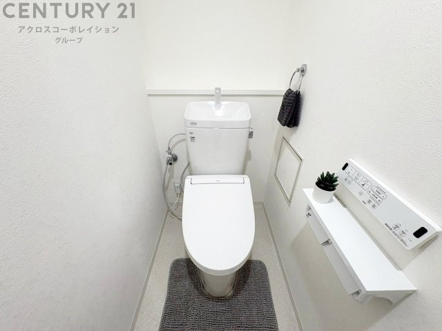 温水洗浄便座付トイレは温水洗浄機能により、暖かい水でおしりを洗浄することができ、冷たい水を使う従来の便座に比べ、温水洗浄機能で暖かいトイレを提供し、快適な使用を可能にします。