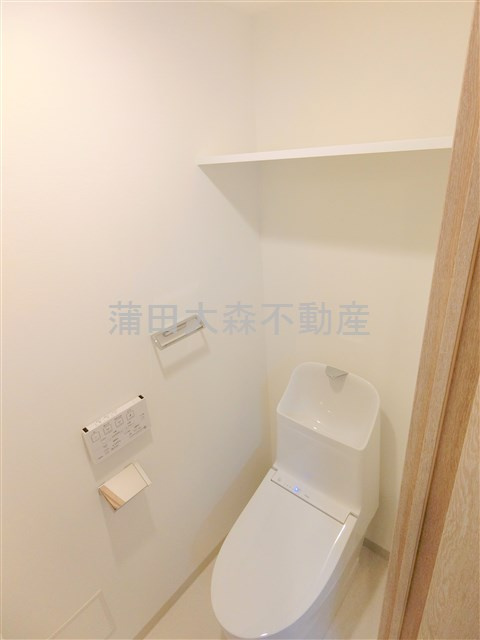 LUXENAラグゼナ平和島のトイレ|棚と温水洗浄便座付きのトイレ
