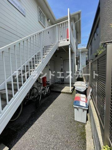 メゾンドヴェルツ　敷金礼金0　角部屋　3面採光のエントランス