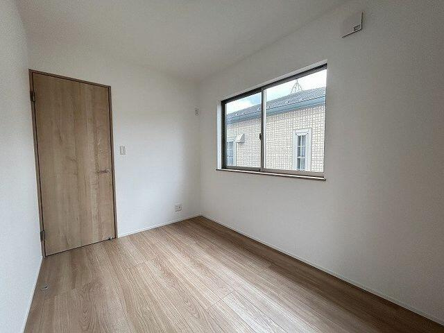 【洋室】 | 川崎市多摩区西生田５丁目２２－２６－１ | 東側洋室４．３帖　別アングル